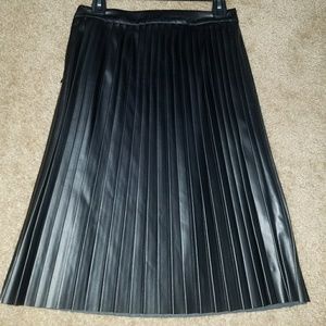 NWT SIZE 6 LEATHER LIKE PLEATED SKIRT